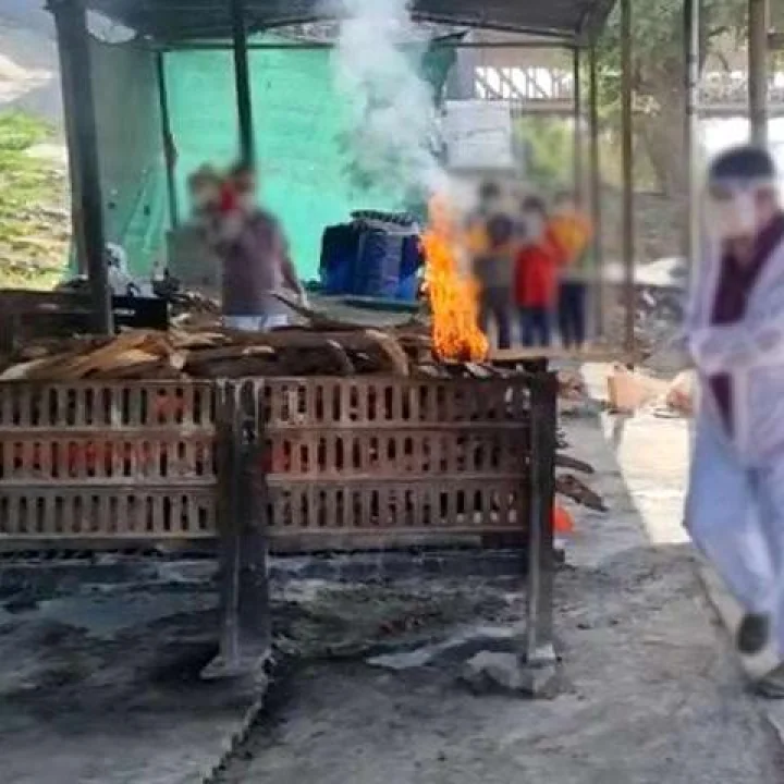 बीडमध्ये कोरोनास्थिती गंभीर, एकाच चितेवर आठ जणांवर अंत्यसंस्कार