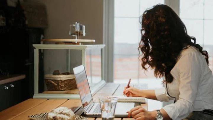 घरी बसल्या ऑनलाइन करु शकता या 4 नोकर्‍या