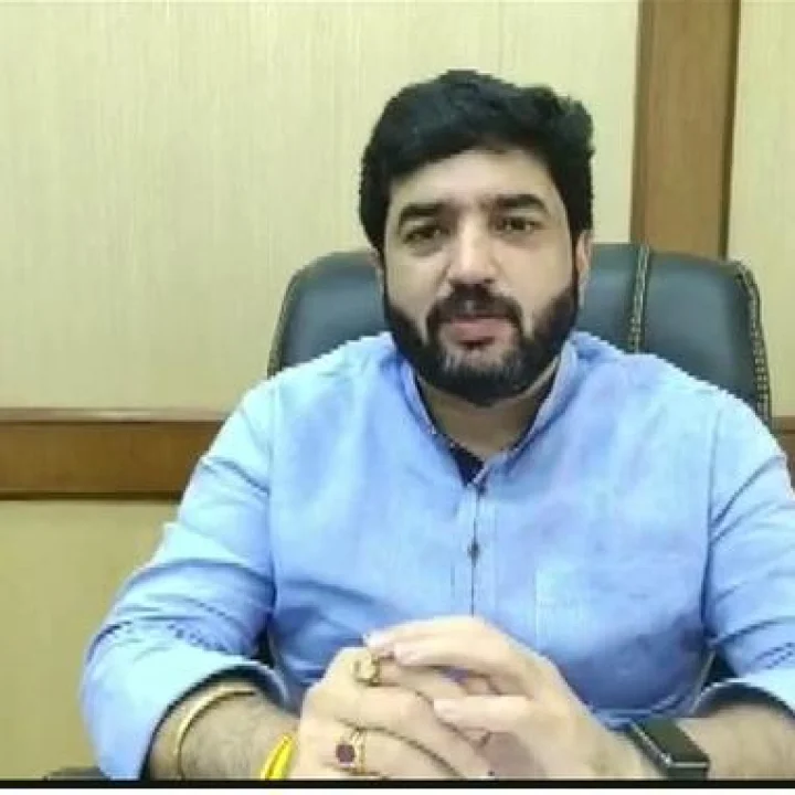 कोरोनाने दगावलेल्या व्यक्तींच्या घरी जाऊन महापौरांकडून दिवाळी फराळाचे वाटप