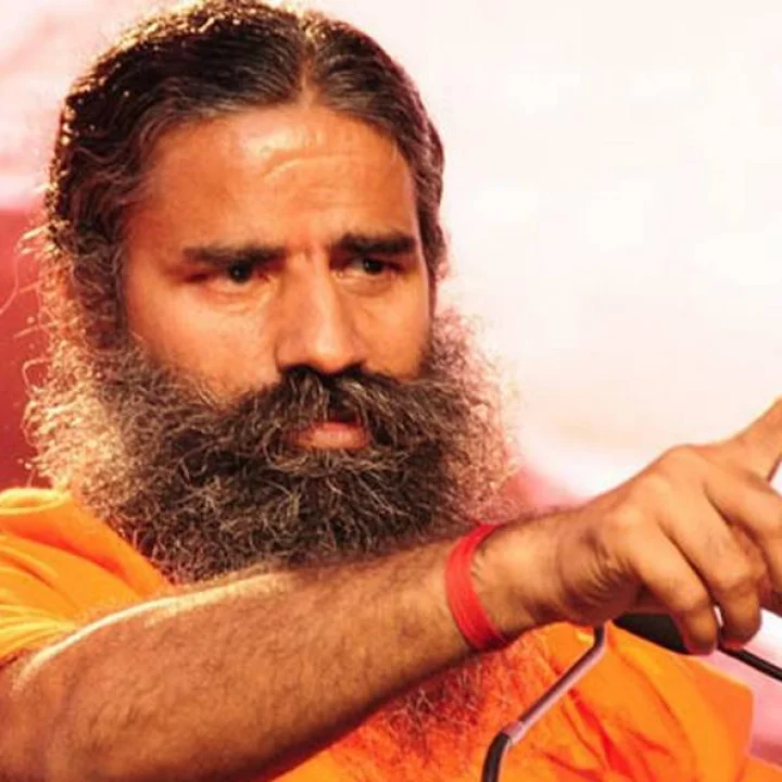 रामदेव बाबा देखील लावतील कोरोना लस - ते म्हणाले लढाई ड्रग माफियांशी आहे डॉक्टरांशी नाही, इमरजेंसीत अॅलोपॅथी उत्तम