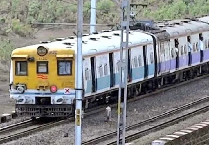 the young woman fell from the running train