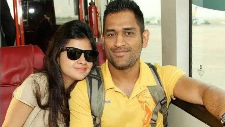 धोनीने साक्षीला व्हिंटेज कार भेट दिली