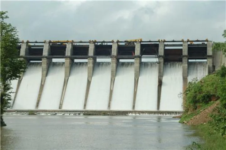 The gate of Radhanagari dam in Kolhapur was opened and stuckकोल्हापूरमधील राधानगरी धरणाचा दरवाजा उघडून अडकला Marathi Regional News  In Webdunia Marathi