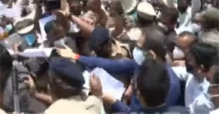 Shiv Sena-BJP workers clash in front of Sangli CM! Maharashtra News Regional Marathi News In Marathi Webdunia Marathi