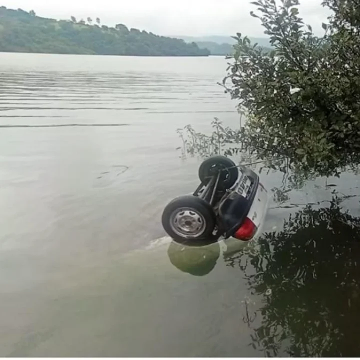 पर्यटनासाठी गेलेल्या पती-पत्नी आणि मुलासह बुडाली कार