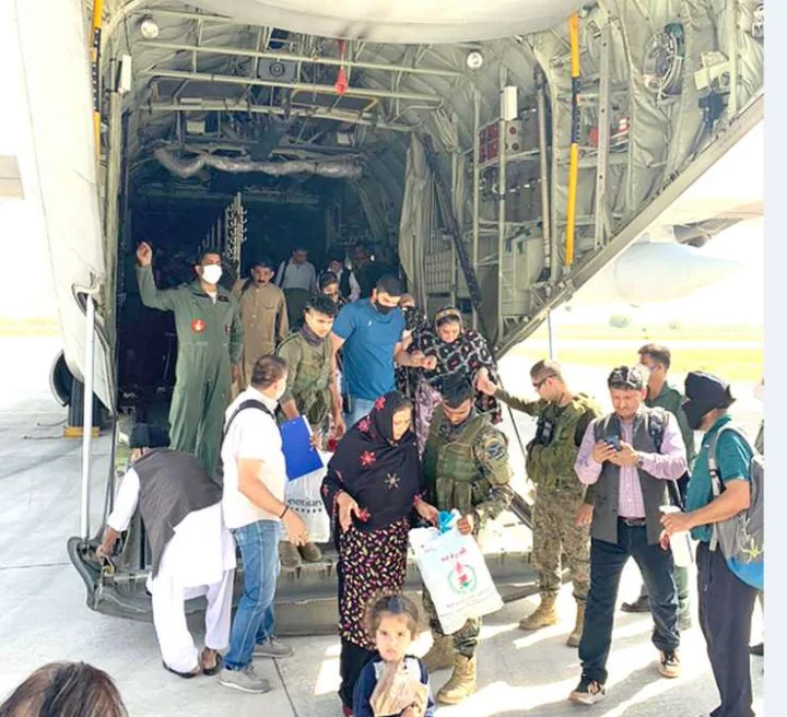 Afghanistan: Thousands at Kabul airport