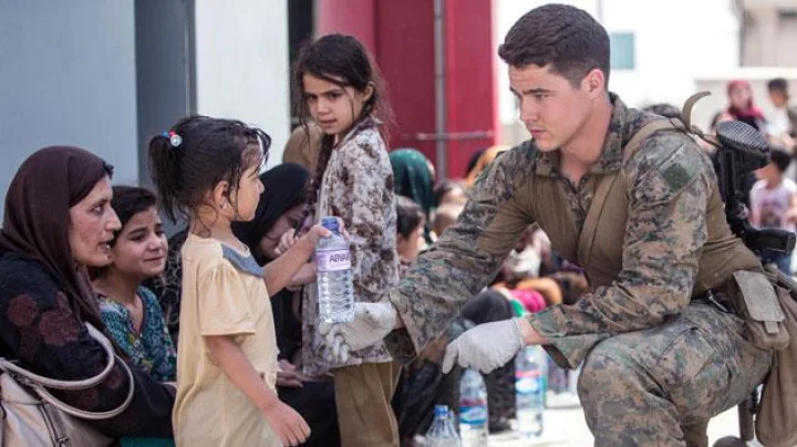 3000 रुपयांना पाण्याची बाटली, तांदळाची थाळी 7500 रुपयांना; काबूल विमानतळावर आपत्तीमध्ये अडकलेल्या अफगाणांचे जीवन