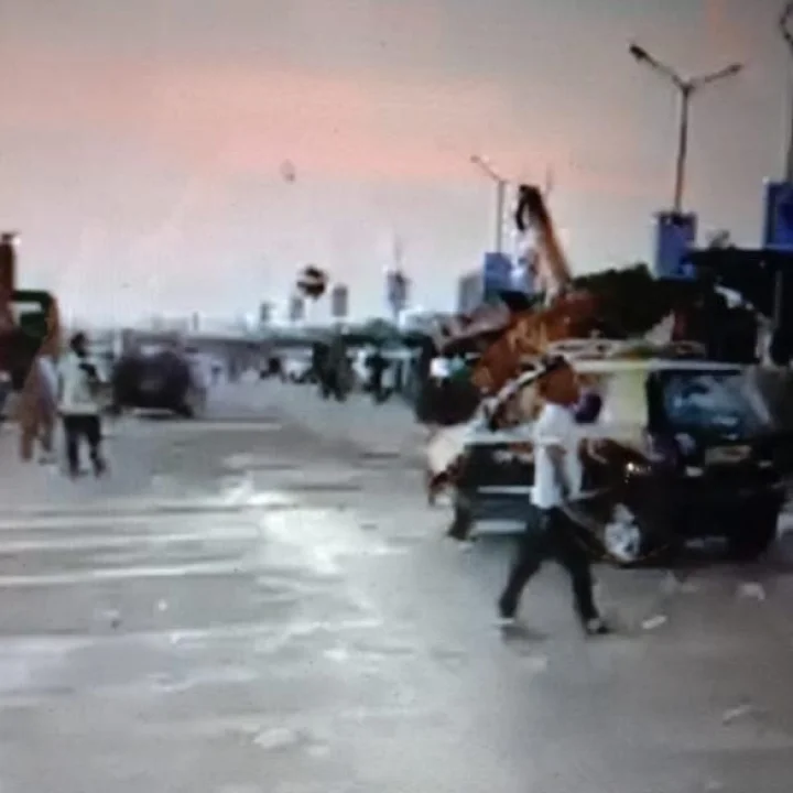 काय सांगता,रस्त्यावर चक्क पैशाचा पाऊस ? व्हिडीओ व्हायरल