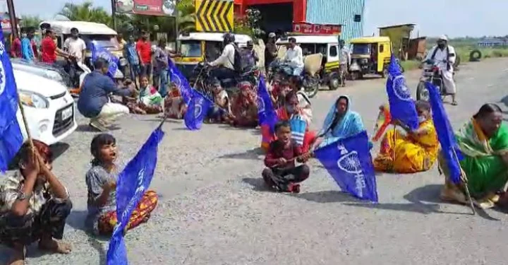 Block the way of Dalit Federation for various demands of flood victims Regional Marathi News