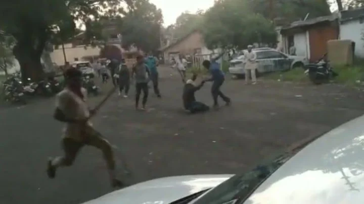 मध्यप्रदेशातील भोपाळयेथे वेब सीरिज आश्रम -3 च्या विरोधात हिंदू संघटनेच्या कार्यकर्त्यांची उघडपणे गुंडगिरी