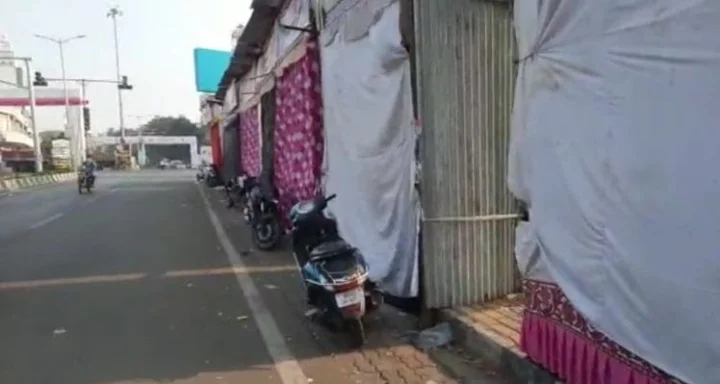 Firecracker stalls on sidewalk trees; Damage to treesफुटपाथवरील झाडांवर फटाक्यांचे स्टॉल ; झाडांचे नुकसान  Maharashtra News Regional Marathi News  in Marathi webdunia Marathi