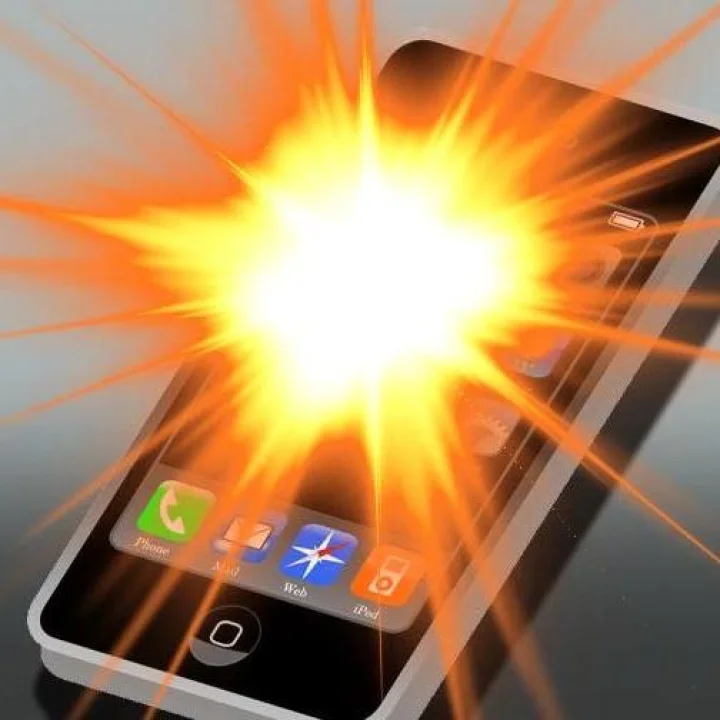 गेम खेळत असताना मोबाईलचा स्फोट होऊन 13 वर्षाचा मुलगा जखमी