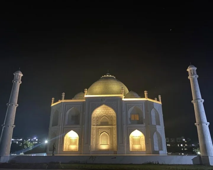 Husband gave wife a house like Taj Mahal