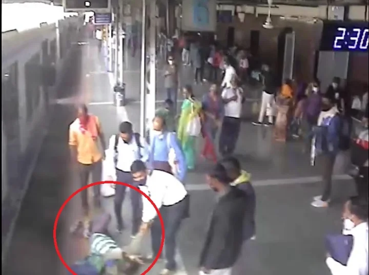 Man fall down while boarding local train in Mumbai shocking video