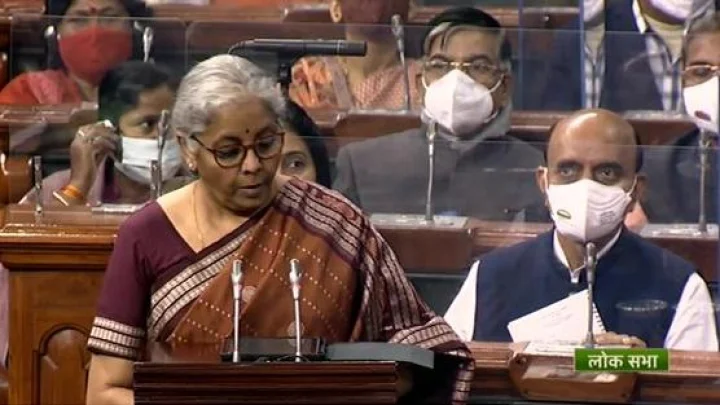 बजेट LIVE: मध्यमवर्ग पुन्हा निराश, आयकर स्लॅबमध्ये कोणताही बदल नाही