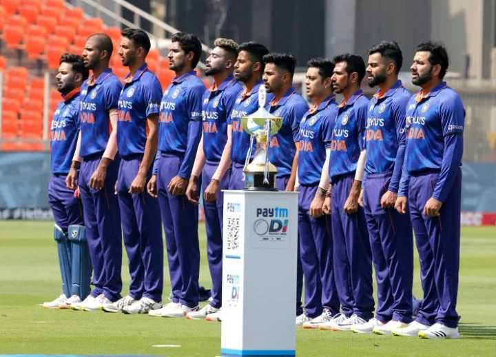 Ind vs WI 1st ODI: Indian players pay homage to Lata Mangeshkar by wearing black band in match against West Indies Ind vs WI 1st ODI:वेस्ट इंडिज विरुद्धच्या सामन्यात भारतीय खेळाडूंनी काळी पट्टी बांधून लता मंगेशकर यांना श्रद्धांजली वाहिली Marathi Cricket News  In Webdunia Marathi