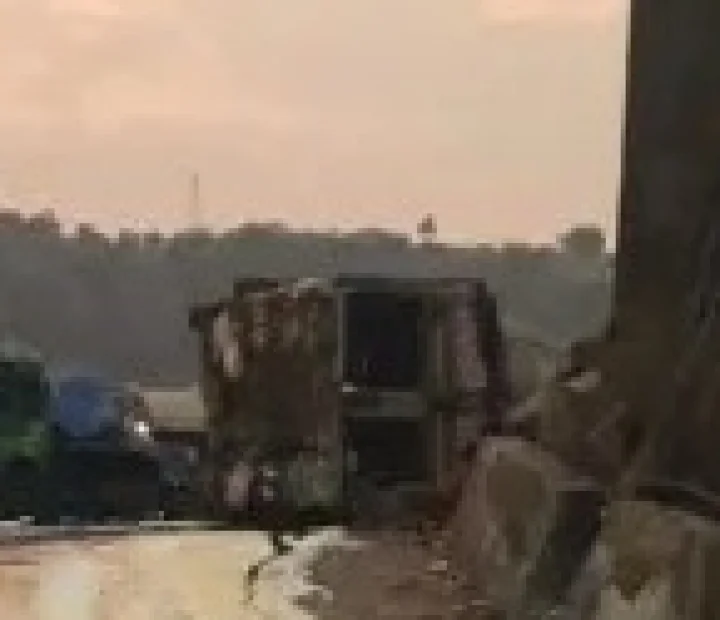 Chemical tanker overturns on Mumbai-Pune highway
