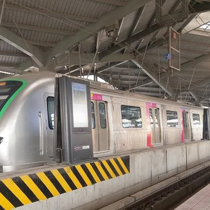 मुंबई मेट्रो ३ च्या चाचणीला अखेर सुरुवात, मुख्यमंत्री, उपमुख्यमंत्री यांनी झेंडा दाखवला