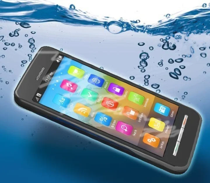 If the smartphone is soaked with water