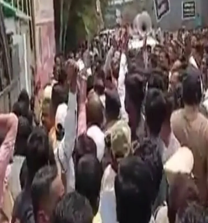 Student commits suicide by throwing stones at school  Kolhapur Shiroli Villagers Stone Peltings Student Suicide Kolhapur News In Webdunia Marathi विद्यार्थ्याच्या आत्महत्ये प्रकरणी शाळेवर दगडफेक