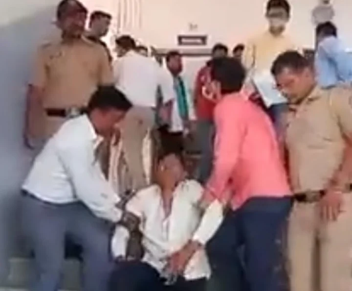 A teacher was beaten by his parents for molesting a fourth class student  Beed School News In Webdunia Marathi इयत्ता चौथीच्या  विद्यार्थिनीचा विनयभंग केल्याप्रकरणी शिक्षकाला पालकांनी चोपले