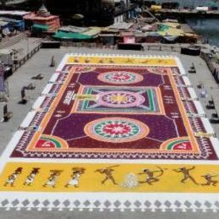 गोदाघाटावर साकारली तब्बल २५ हजार चौरस फुटांची भव्य महारांगोळी!