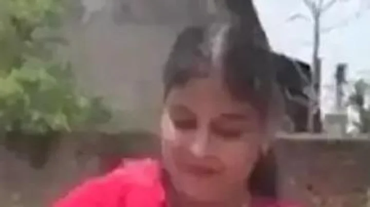 उष्णतेचा कहर ! महिलेने चक्क कारच्या बॉनेटवर चपाती  शेकली; पहा व्हिडीओ