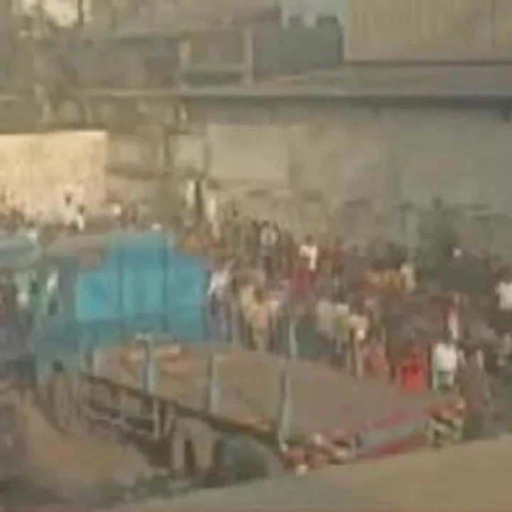 कर्मचाऱ्यांकडून पोलिसांवर दगडफेक