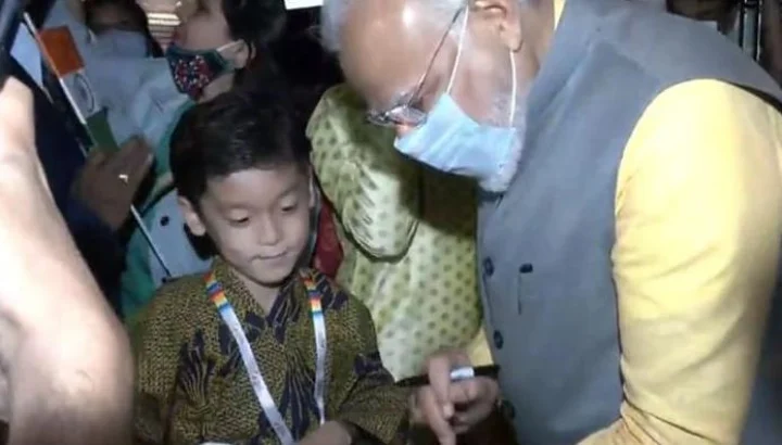 Japanese children talk to PM Modi in Hindi जपानी मुलांनी पंतप्रधान मोदींशी हिंदीतून संभाषण केलं