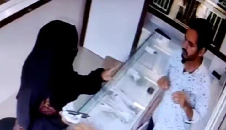 Attempt to rob gold at gunpoint बंदुकीचा धाक दाखवत सोन लुटण्याचा प्रयत्न
