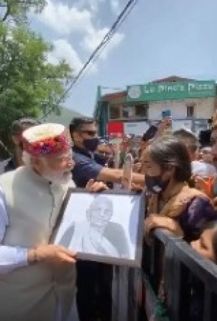 Prime Minister Narendra Modi stopped the car to take a painting of his mother आईचे पेंटिंग घेण्यासाठी पंतप्रधान नरेंद्र मोदींनी गाडी थांबवली