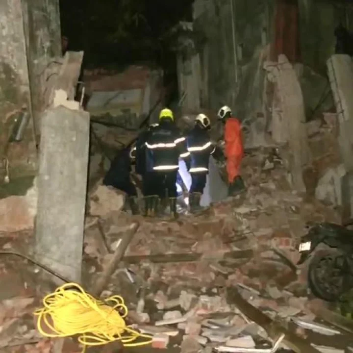 मुंबईत 4 मजली इमारत कोसळली, 20-25 लोक ढिगाऱ्याखाली दबल्याची भीती