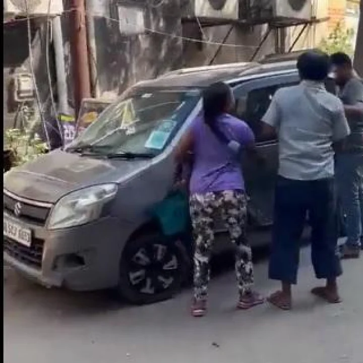 Noida: महिलेकडून रिक्षाचालकाला मारहाण