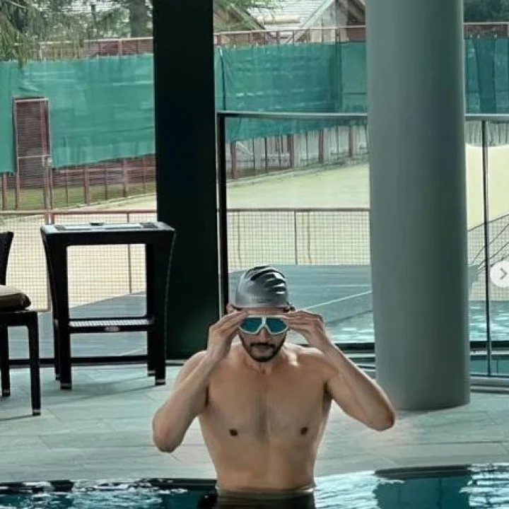 महेश बाबूने स्विमिंग पूलमध्ये दाखवले अॅब्स, चाहते म्हणाले- 'पहिल्यांदा शर्टलेस बघितले'