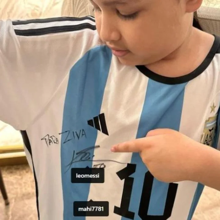 महेंद्र धोनीची मुलगी झिवा धोनीला ख्रिसमसला मेस्सीची स्वाक्षरी असलेली जर्सी मिळाली