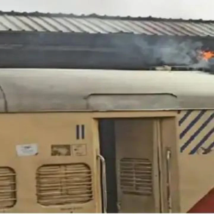 कासगंज :  ट्रेनच्या छतावर चढून तरुणाचा होरपळून मृत्यू , प्रवासी बघून हादरले