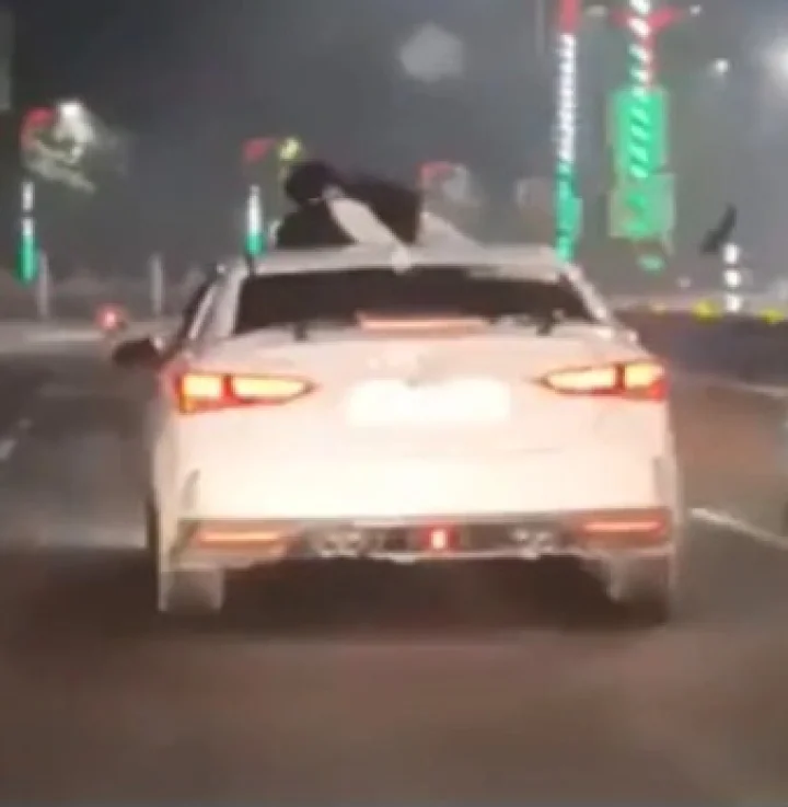 Couple Romance In Car Viral Video કારની છત પર રોમાંસ: VIDEO