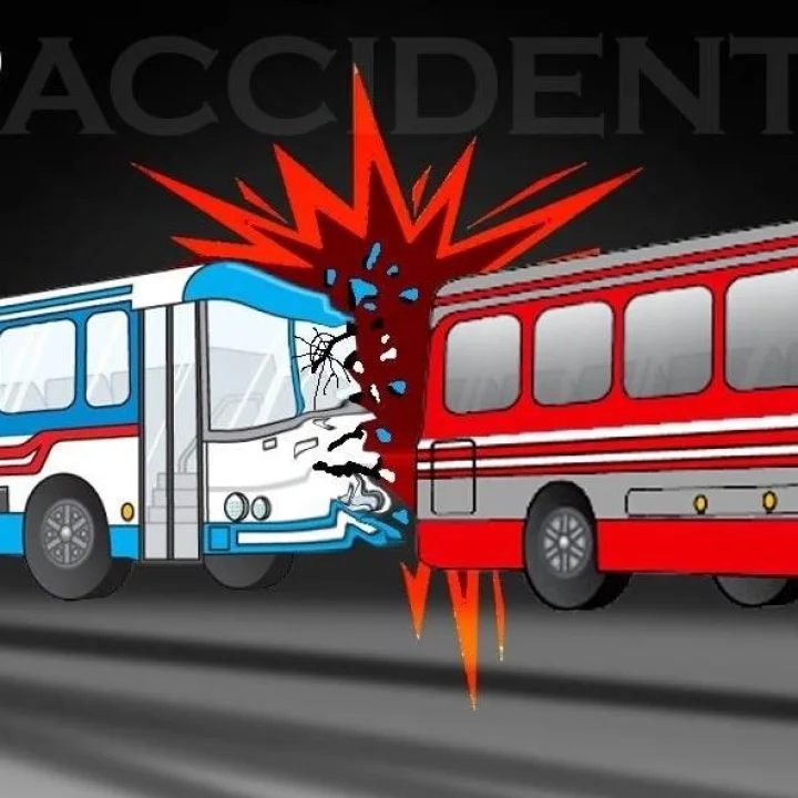 Pune Bus Accident महामार्गावर बसचा भीषण अपघात, दोन महीलांचा मृत्यू, 30 जखमी