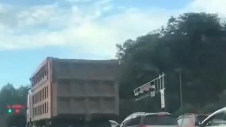 तरुणीच्या अंगावरून ट्रक जाऊनही जिवंत