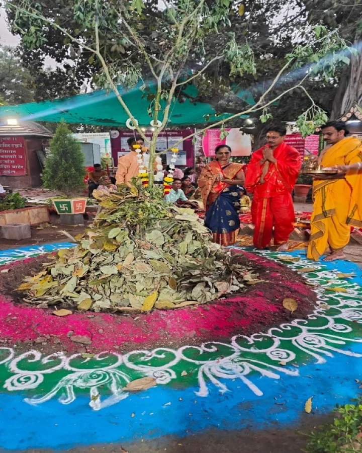 Shri Mangal Graha Temple  Holi worship  Ecofriendly Holi worship Mangal Grah Mandir  Holi Pujan  Amalner   Environment Friendly Holi Puja at Amalner Shree Mangal Graha Temple