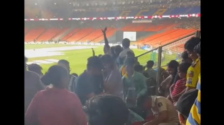 स्टेडियममध्ये महिलेकडून पोलिसाच्या कानाखाली!