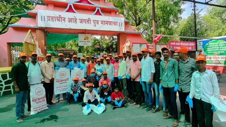 श्री मंगळग्रह मंदिरावर भाविकांचे सलग तेरा तास श्रमदान