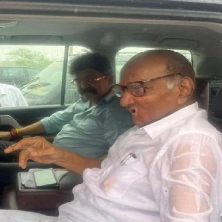 Sharad pawar : शरद पवार पुन्हा पावसात भिजले
