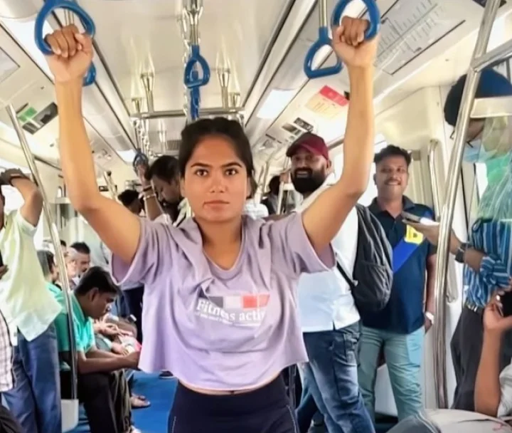 delhi metro stunt