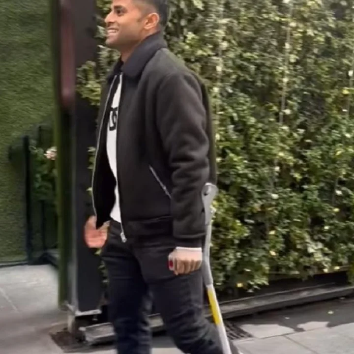 सूर्यकुमार यादव पायाला पट्टी बांधून क्रॅचेसच्या साहाय्याने चालतानाचा व्हिडीओ व्हायरल!