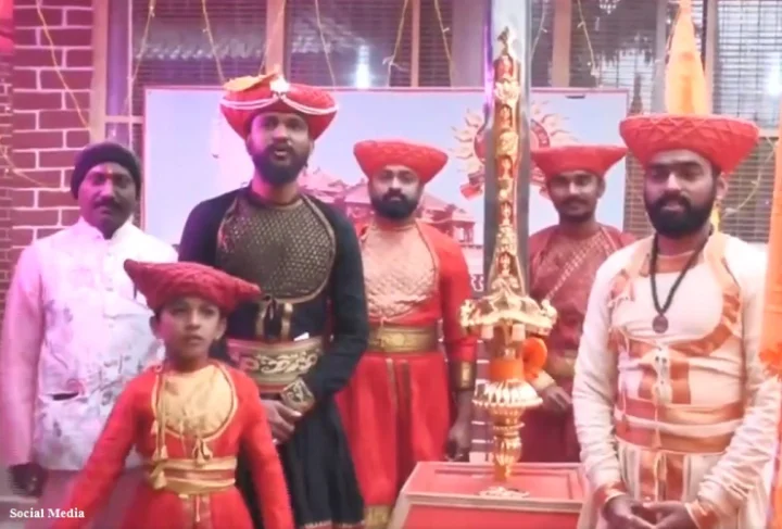 Devotees from Maharashtra offered Ramlala a huge sword measuring 7 feet 3 inches long and weighing 80 kg