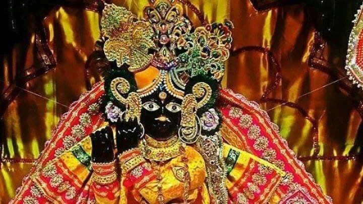 दर 2 मिनिटांनी बांके बिहारी मंदिरात पडदा लावण्यामागचे कारण माहित आहे का?