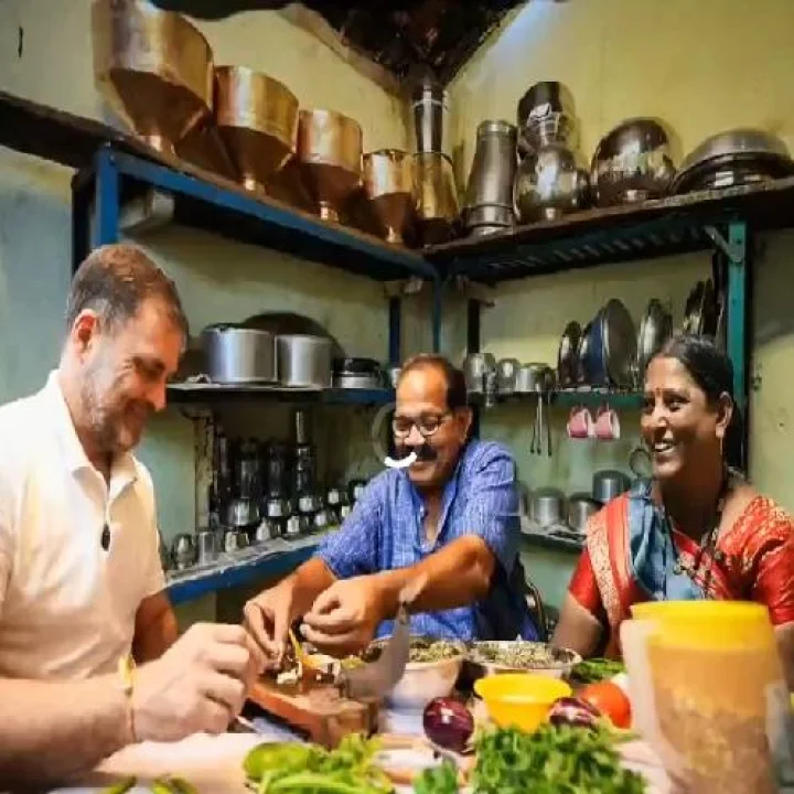 राहुल गांधी यांनी दलित कुटुंबाच्या घरी जेवण बनवले, व्हिडीओ शेअर करत म्हणाले