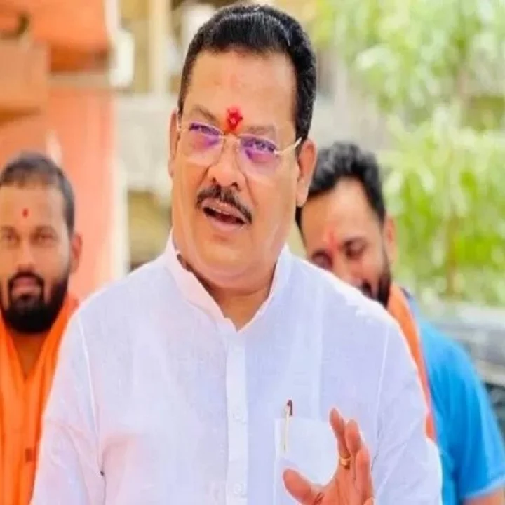 मंत्री संजय शिरसाट म्हणाले आता रोबोट गटारांची साफसफाई करतील, महाराष्ट्र सरकार १०० रोबोट खरेदी करणार