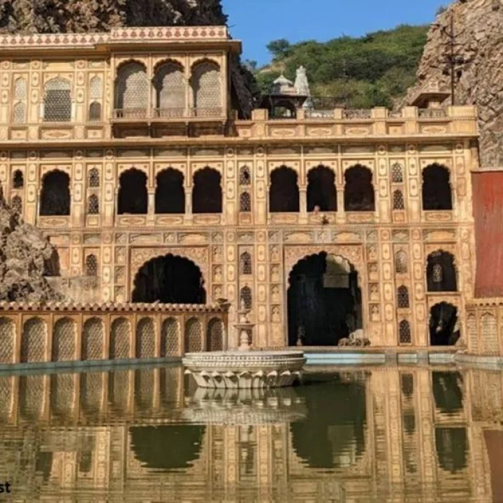 भारतातील या मंदिरांमध्ये माकडांची पूजा केली जाते